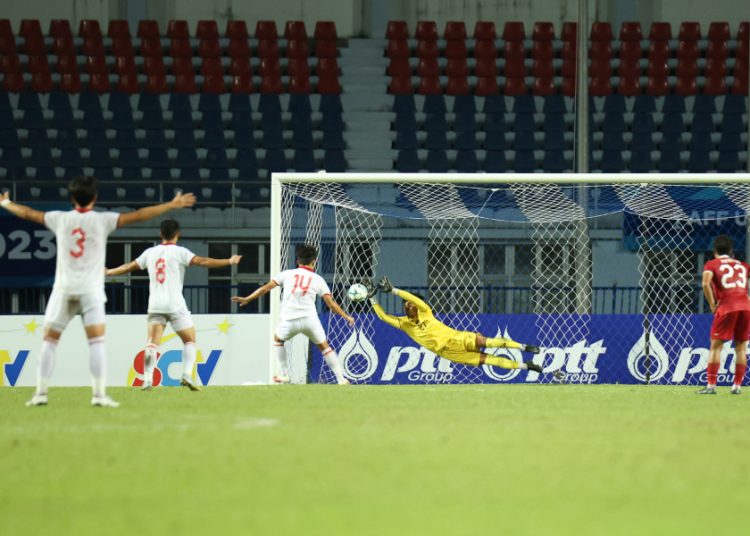 Kiper Timnas Indonesia U-23, Ernando Ari, saat berhasil menepis pinalti Vietnam, pada final Piala AFF U-23 2023 di Rayong Provincial Stadium, Sabtu (26/8/2023) malam. (fornews.co/ist)