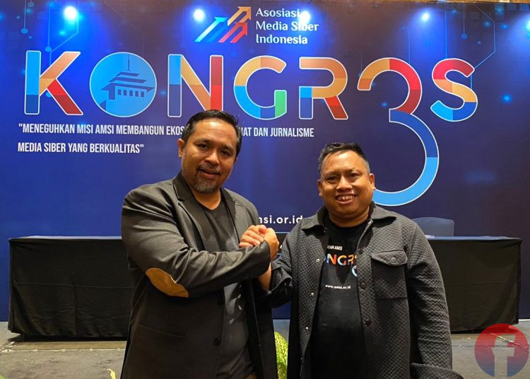 Ketua Umum dan Sekjen AMSI periode 2023-2027 terpilih, Wahyu Dhyatmika (kiri) dan Maryadi, pada kongres III di Hotel El Royale, Bandung, Kamis (24/8/2023) malam. (fornews.co/sidratul muntaha)