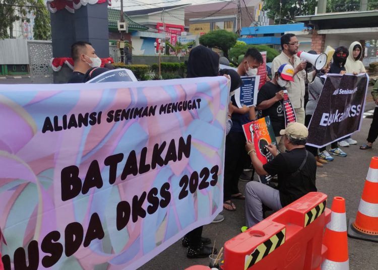 Puluhan massa dari Aliansi Seniman Menggugat (ASEM) saat menggelar aksi di Kantor Gubernur Sumsel, Selasa (29/8/2023). (fornews.co/ist)