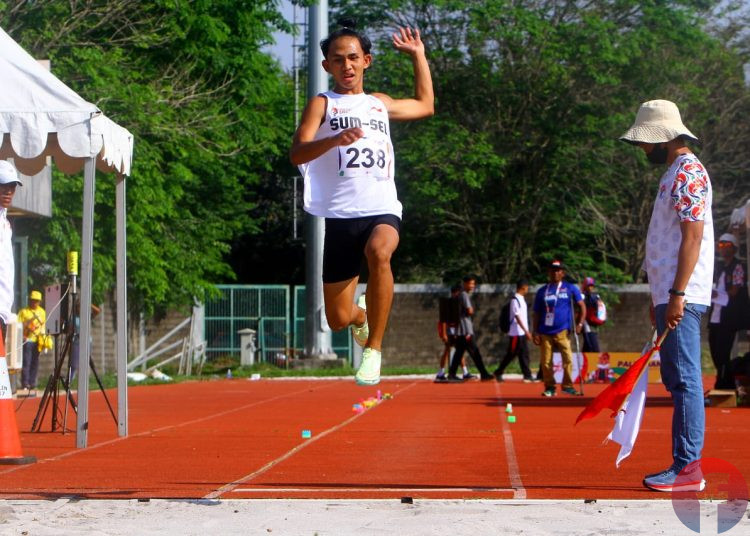 Atlet cabor lompat jauh PEPARPENAS Sumsel, Ariel Finnanza, saat melakukan lompatan pada katagori MEN +54 di Venue Atletik komplek JSC, Palembang, Rabu (2/8/2023). (fornews.co/wahyu rahmanto)