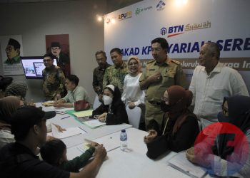 Direktur Consumer Bank BTN Hirwandi Gafar, Komisioner BP Tapera Adi Setianto, Prof Dr Nyayu Khodijah, saat menyaksikan akad kredit massal di UIN Raden Fatah Palembang, Selasa (26/9/2023). (fornews.co/mushaful imam)