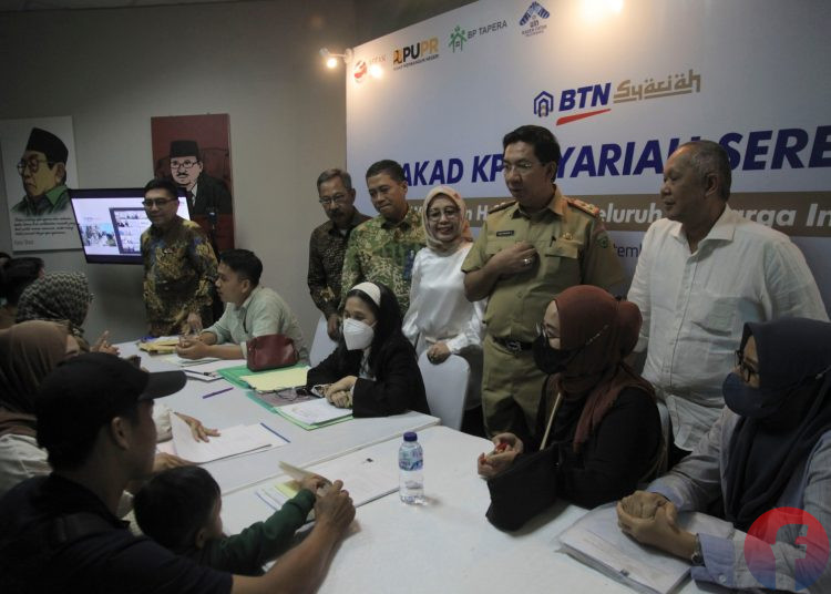 Direktur Consumer Bank BTN Hirwandi Gafar, Komisioner BP Tapera Adi Setianto, Prof Dr Nyayu Khodijah, saat menyaksikan akad kredit massal di UIN Raden Fatah Palembang, Selasa (26/9/2023). (fornews.co/mushaful imam)