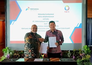Petinggi PT PGN dan PT National Energy Solutions (NES) usai menandatangani MoU) dalam rangkaian 4th IOG 2023 di Nusa Dua, Bali, Kamis, (21/9/2023). (fornews.co/ist)