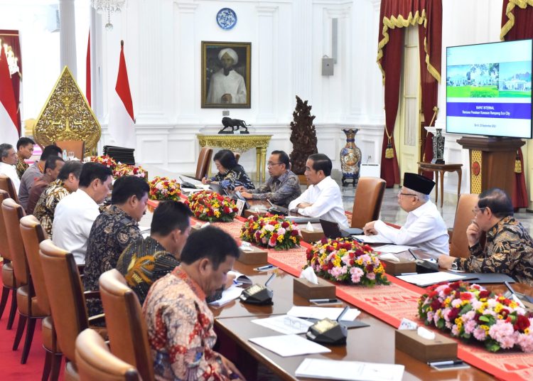 Presiden Jokowi saat memimpin ratas membahas persoalan lahan di Pulau Rempang, di Istana Merdeka, Jakarta, Senin (25/09/2023). (fornews.co/ Humas Setkab/Agung)