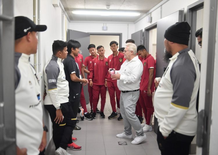 Tour Guide saat memberi penjelasan kepada rombongan Timnas Indonesia U-17, saat melakukan stadium tour di Borrusia-Park, kandang Borussia Monchengladbach. (fornews.co/pssi.org)