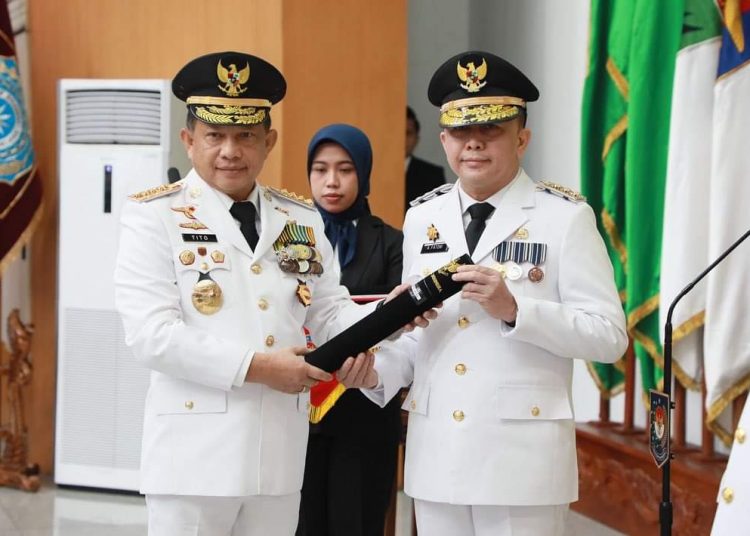 Mendagri Tito Karnavian dan Pj Gubernur Sumsel, Agus Fatoni, saat pelantikan di Gedung Sasana Bhakti Praja Kantor Pusat Kemendagri, Senin (2/10/2023). (fornews.co/ist)