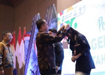 Pj Gubernur Sumsel Agus Fatoni menyematkan tanda peserta secara simbolis dan didampingi Kadispora Sumsel, Rudi Irawan, pada Pelatihan Management Event Tahun 2023, di Ballroom Hotel Novotel Palembang, Jumat (20/10/2023). (fornews.co/ist)