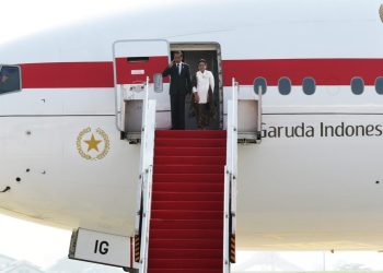 Presiden Jokowi dan Ibu Iriana Jokowi siap menuju kunjungan kerja ke RRT dan Arab Saudi dari dari Bandara Internasional Soekarno-Hatta, Tangerang, Banten, Senin (16/10/2023). (fornews.co/Rahmat Setkab)