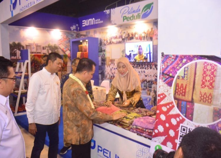 Pj Gubernur Sumsel, Agus Fatoni didampingi Ketua Umum Kadin Sumsel Affandi Udji, saat melihat produk usaha pada Kadin Sumsel Expo Tahun 2023 di PSCC, Palembang, Jumat (27/10/2023). (fornews.co/ist)