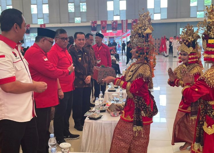 Sekjen PDI Perjuangan, Hasto Kristianto, didampingi Ketua DPD PDIP Sumsel Giri Ramanda N Kiemas, pada Rakerda IV PDI Perjuangan Sumsel di Dining hall JSC Palembang, Jumat (20/10/2023). (fornews.co/ist)
