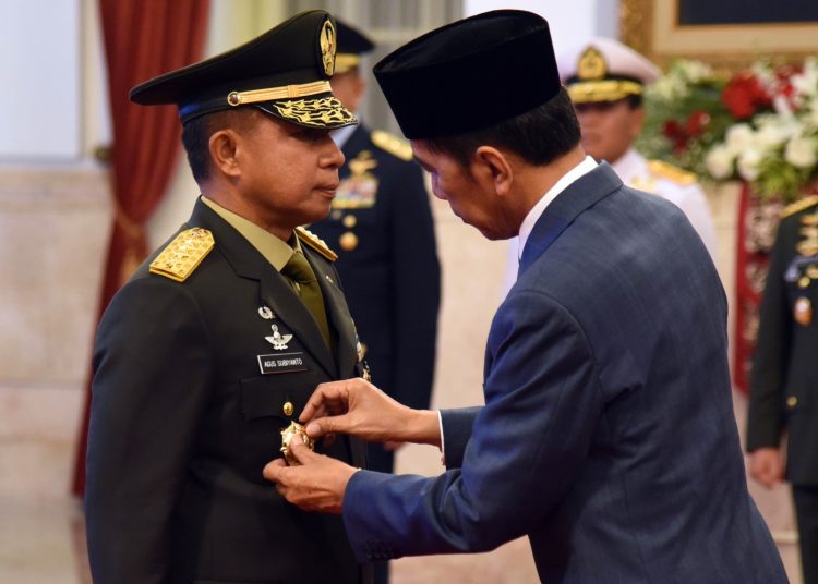 Presiden Jokowi saat menyematkan lencana kepada KSAD Jenderal Agus Subiyanto, di Istana Negara, Jakarta, Rabu (25/10/2023). (fornews.co/Humas Setkab)