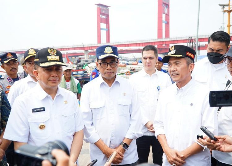 Menhub Budi Karya Sumadi, didampingi Pj Gubernur Sumsel Agus Fatoni dan Pj Wali Kota Palembang, Ratu Dewa, memberikan keterangan pers usai saat meninjau Dermaga 16 Ilir, Kota Palembang, Sabtu (14/10/2023). (fornews.co/ist) 