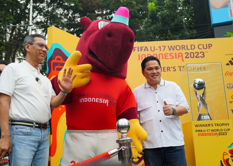 Ketua Umum PSSI Erick Thohir, bersama Pj Gubernur DKI Jakarta, Heru Budi Hartono saat memamerkan Trophy Experience Piala Dunia U-17 2023 Bundaran Hotel Indonesia, Jakarta, Minggu (15/10/2023). (fornews.co/ist) 