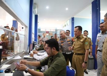 Pj Gubernur Sumsel Agus Fatoni saat melihat pegawai Samsat melayani masyarakat saat sidak ke Kantor Samsat Palembang I, Senin (23/10/2023). (fornews.co/ist)