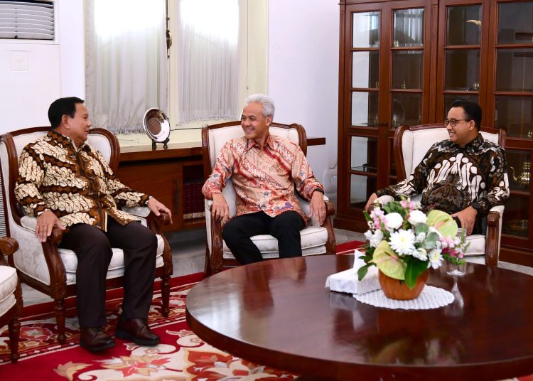 Prabowo Subianto, Ganjar Pranowo, dan Anies Baswedan saat menunggu Presiden Jokowi untuk santap siang bersama di Istana Merdeka, Jakarta, Senin (30/10/2023). (fornews.co/BPMI Setpres)
