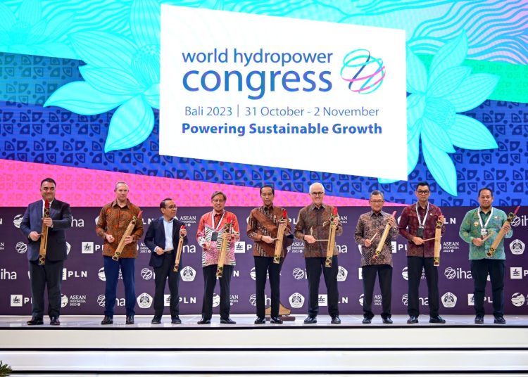 Presiden Jokowi bersama undangan memukul Kulkul, sesuai membuka World Hydropower Congress di BNDCC, Kabupaten Badung, Bali, Selasa (31/10/2023). (fornews.co/BPMI Setpres)