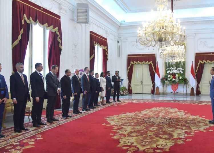 Sebanyak 12 duta besar LBBP negara-negara sahabat yang akan menyerahkan surat kepercayaan kepada Presiden Jokowi di Ruang Kredensial, Istana Merdeka, Jakarta, Senin (23/10/2023). (fornews.co/Humas Setkab)