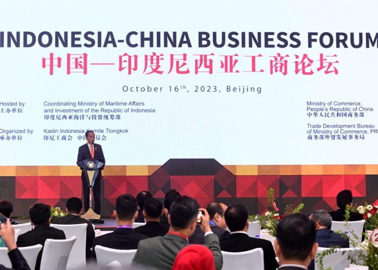 Presiden Jokowi saat berbicara pada Forum Bisnis Indonesia- RRT, di China World Hotel, Beijing, RRT, pada Senin (16/10/2023). (Foto: BPMI Setpres/Laily Rachev)