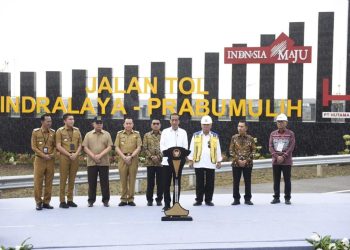 Presiden Jokowi didampingi Pj Gubernur Sumsel Agus Fatoni dan rombongan usai meresmikan ruas Tol Indralaya-Prabumulih, di titik nol Tol Indralaya Kabupaten Ogan Ilir, Kamis (26/10/2023). (fornews.co/ist)