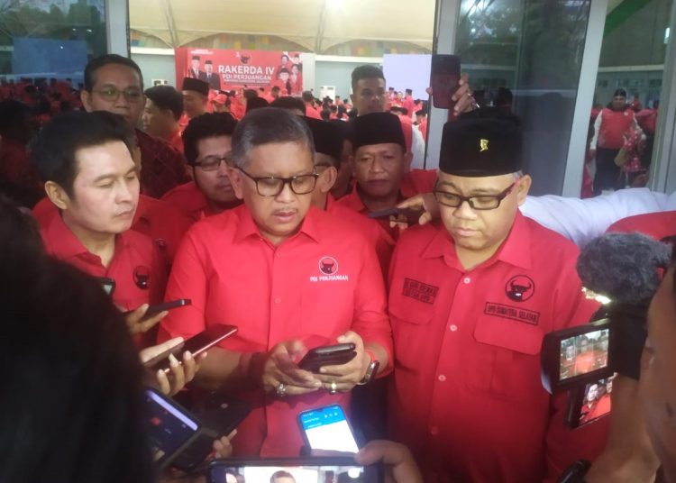 Sekjen PDI Perjuangan, Hasto Kristianto saat memberi pernyataan ke media usai Rakerda IV PDI Perjuangan Sumsel di Dining hall JSC Palembang, Jumat (20/10/2023). (fornews.co/ist)