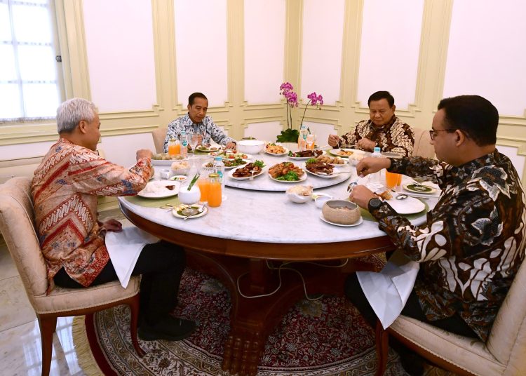 Presiden Jokowi saat santap siang bersama tiga bacapres pemilihan presiden 2024, di Istana Merdeka, Jakarta, Senin (30/10/2023). (fornews.co/BPMI Setpres)