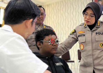 KEPALA Bidang Kedokteran dan Kesehatan Polda DIY, Kombes Pol drg Agustini Purwaningsih Sp.Perio MM, saat mendampingi salah satu pasien yang sedang diperiksa oleh petugas dari Rumah Sakit Bhayangkara Polda DIY. Pemeriksaan katarak dilakukan di Polresta Yogyakarta pada Selasa (21/11/2023) pagi. (foto fornews.co/humas)