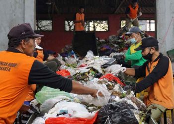 PETUGAS sedang membersihkan dan memilah sampah di mesin convenyor di TPS 3R Nitikan, Kota Yogyakarta. (foto fornews.co/pemkot jogja)