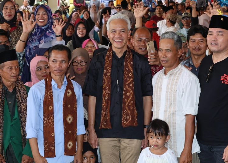 Bacapres Ganjar Pranowo didampingi Ketua DPC PDIP Muba, Beni Hernedi (kanan), saat berada di Desa Beji Mulyo, Kecamatan Tungkal Jaya, Muba, Senin (6/11/2023). (fornews.co/ist).