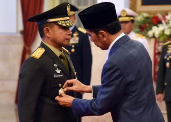 Presiden Jokowi menyematkan lencana kepada KSAD Jenderal Agus Subiyanto, di Istana Negara, Jakarta, Rabu (25/10/2023) lalu. (fornews.co/Humas Setkab)
