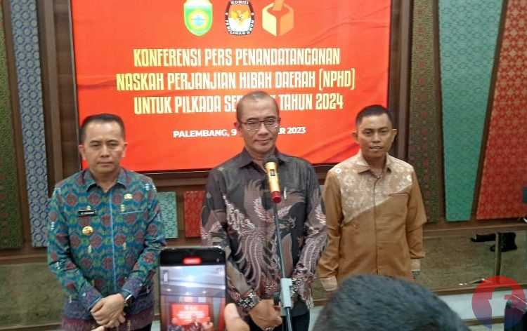 Ketua KPU RI, Hasyim Asy'ari, didampingi Pj Gubernur Sumsel, Agus Fatoni dan Ketua Bawaslu Sumsel, Kurniawan, saat memberi keterangan pers, di Pemprov Sumsel, Kamis (9/11/2023). (fornews.co/sidratul muntaha)