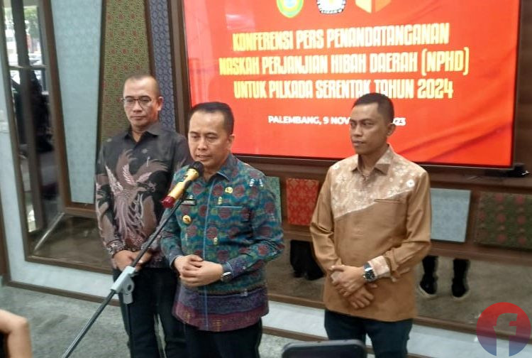 Pj Gubernur Sumsel, Agus Fatoni, didampingi Ketua KPU RI, Hasyim Asy'ari dan Ketua Bawaslu Sumsel, Kurniawan, saat memberi keterangan pers usai Penandatanganan NPHD Pendanaan Pilkada Serentak Tahun 2024, di Pemprov Sumsel, Kamis (9/11/2023). (fornews.co/sidratul muntaha)