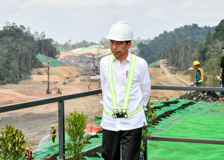 Presiden Jokowi saat meninjau proyek jalan tol IKN di Kabupaten Penajam Paser Utara, Kalimantan Timur, Rabu (1/11/2023). (fornews.co/BPMI Setpres)