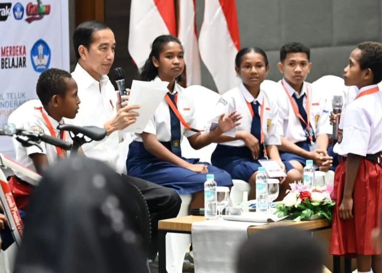 Presiden Jokowi saat mendengar pertanyaan Murid SD Negeri 2 Kota Sorong, ketika bertemu dengan sejumlah pelajar SD dan SMP di Ballroom Padaido Swiss-Belhotel, Kabupaten Biak Numfor, Papua, Rabu (22/11/2023). (fornews.co/BPMI Setpres)