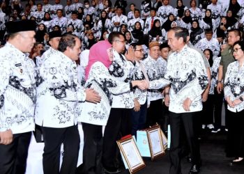 Presiden Jokowi menyapa para guru yang hadir di acara puncak peringatan Hari Guru Nasional (HGN) Tahun 2023 di Indonesia Arena, Jakarta, pada Sabtu (25/11/2023). (fornews.co/tangkap layar)