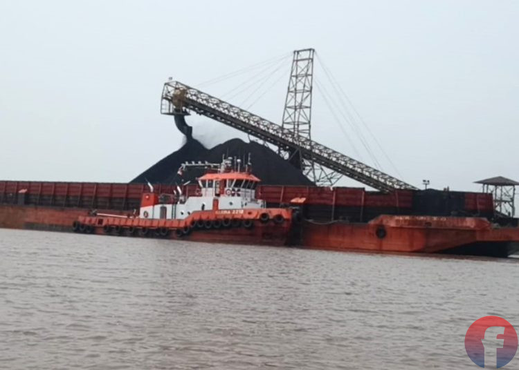 Aktivitas bongkar muat di dermaga di alliran Sungai Lalan, Kecamatan Bayung Lencir, Muba, beberapa waktu lalu. (fornews.co/sidratul muntaha)