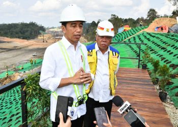 Presiden Jokowi saat memberi keterangan pers ketikameninjau proyek jalan Tol Balikpapan-IKN di Kabupaten Penajam Paser Utara, Rabu (1/11/2023). (fornews.co/BPMI Setpres)