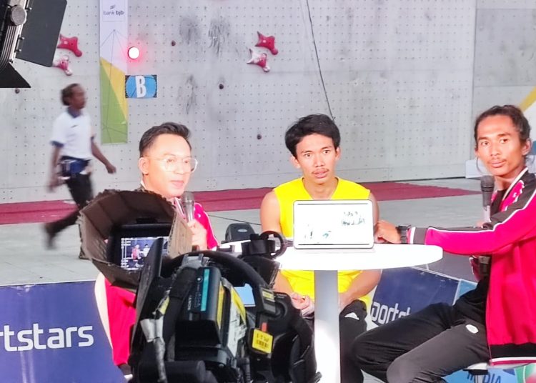 Atlet FPTI Sumsel M Rizky Syahrafli Simatupang (tengah) saat sesi wawancara usai meraih medali untuk nomor Lead Umum Putra pada Kejurnas Piala Wali Kota Tangerang 2023, Minggu (17/12/2023). (fornews.co/ist)