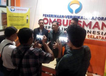 Kepala Ombudsman Perwakilan Sumsel, M Adrian Agustiansyah, memberikan keterangan usai berdialod dengan warga Kelurahan Kemang Agung Palembang dan didampingi Kuasa Hukum dari YBHSSB, Jumat (1/12/2023). (fornews.co/ist)