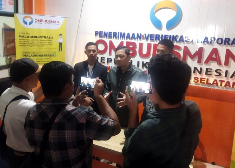 Kepala Ombudsman Perwakilan Sumsel, M Adrian Agustiansyah, memberikan keterangan usai berdialod dengan warga Kelurahan Kemang Agung Palembang dan didampingi Kuasa Hukum dari YBHSSB, Jumat (1/12/2023). (fornews.co/ist)