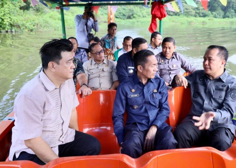 Pj Gubernur Sumsel Agus Fatoni dan Pj Wali Kota Palembang Ratu Dewa, saat meninjau Taman Wisata Alam Punti Kayu, Palembang, Jumat (29/12/2023). (fornews.co/ist)