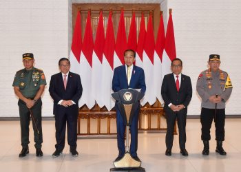 Presiden Jokowi memberikan keterangan pers, di Pangkalan TNI AU Halim Perdanakusuma, Jakarta, Sabtu (16/12/2023). (fornews.co/BPMI Setpres)