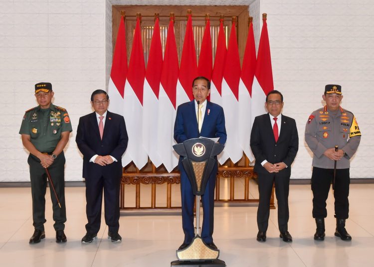 Presiden Jokowi memberikan keterangan pers, di Pangkalan TNI AU Halim Perdanakusuma, Jakarta, Sabtu (16/12/2023). (fornews.co/BPMI Setpres)