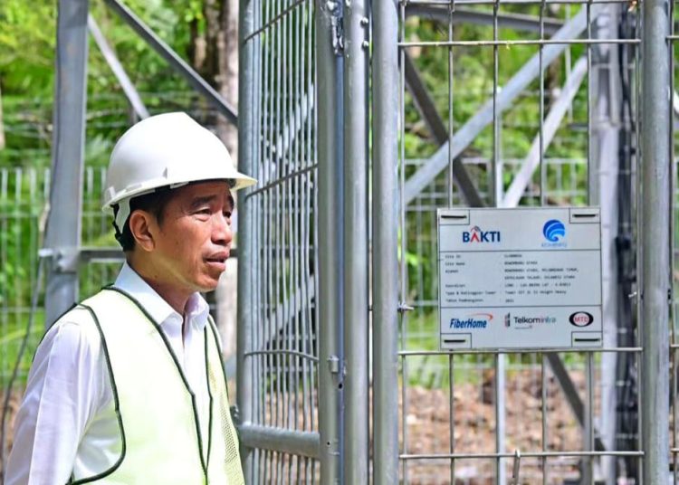 Presiden Jokowi saat akan meresmikan pengoperasian sinyal BTS 4G Bakti dan akses internet di desa 3T, serta pengoperasian dan integrasi satelit RI di BTS Bowombaru Utara, Kabupaten Kepulauan Talaud, Sulawesi Utara, Kamis (28/12/2023). (tangkap layar)