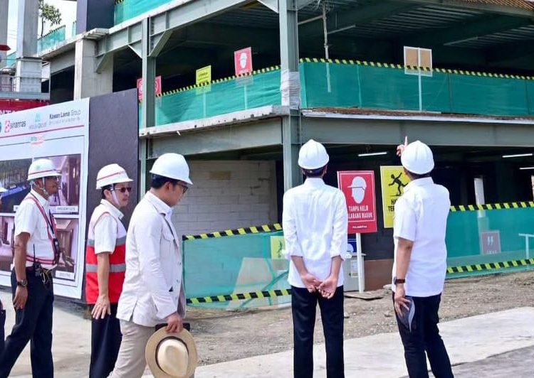 Presiden Jokowi dan rombongan saat meninjau progres pembangunan Hotel Nusantara di IKN, Kabupaten Penajam Paser Utara, Rabu (20/12/2023). (fornews.co/tangkap layar)