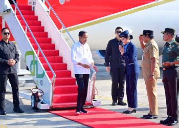 Presiden Jokowi saat tiba di Pangkalan Utama TNI AD (Lanumad) Ahmad Yani, Semarang, Rabu (13/12/2023). (fornews.co/BPMI Setpres)