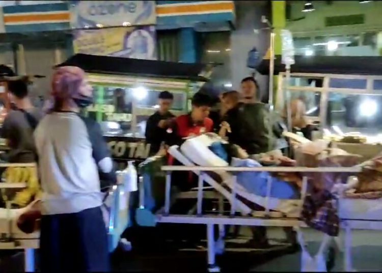 RATUSAN pasien Rumah Sakit Umum Daerah (RSUD) Sumedang saat dievakuasi oleh pemerintah setempat dikawal aparat ke tempat lebih aman. (foto fornews.co/tim fnc)