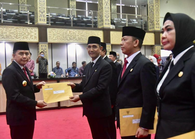 Pj Gubernur Sumsel, Agus Fatoni, menyerahkan SK pelantikan Pejabat Eselon II di Auditorium Bina Praja Setda Sumsel, Palembang, Jumat (26/1/2024). (fornews.co/ist)