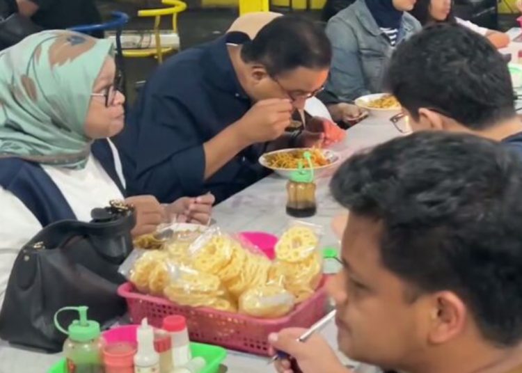 ANIES Baswedan terlihat menikmati bakmi godog Ikadin di seputar kawasan Bintaran yang berjarak dekat dengan Kadipaten Pakualaman. (foto fornews.co/capture)