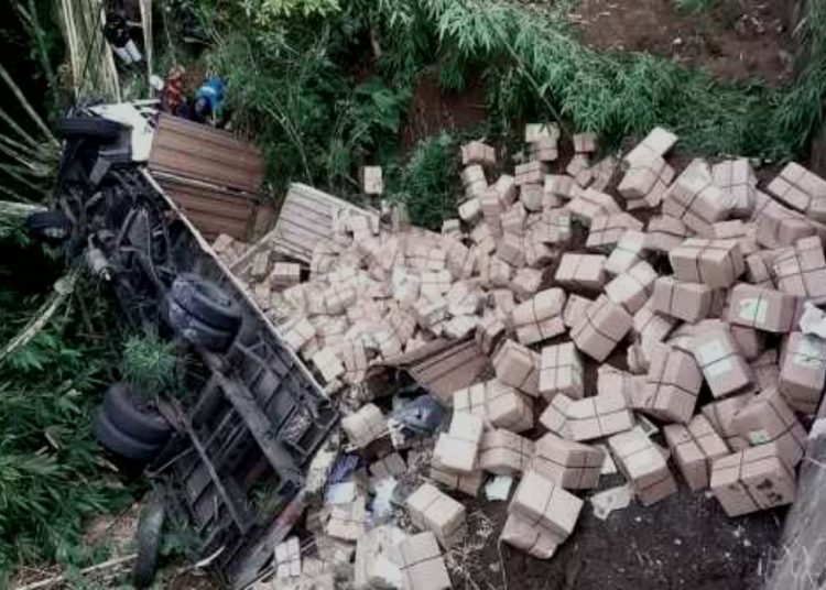 Truk Pengangkut Surat Suara Pemilu 2024 Masuk Jurang di Semarang. (foto fornews.co/sindonews)