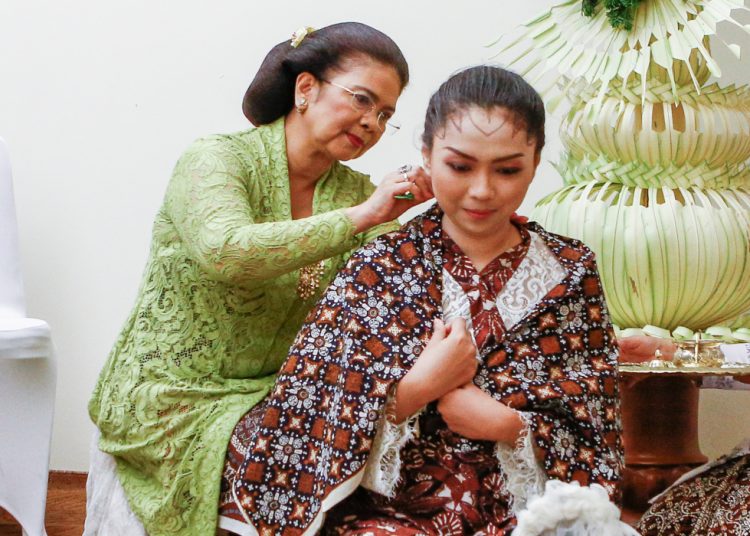 CALON pengantin perempuan mengikuti prosesi Siraman sebelum Dhaup Ageng di Ndalem Kepatihan Pakualaman, Gandhok Wetan, Selasa (09/01/2024). (foto fornews.co/pakualaman)